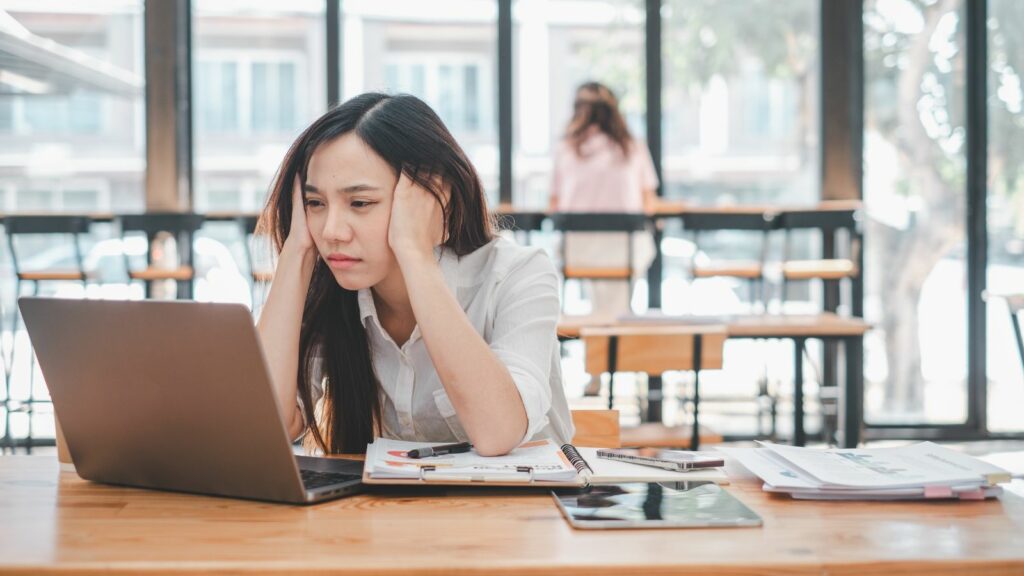 44% of Working Canadians Are Financially Stressed as Tariffs Rank Among Top Economic Worries, Survey Finds