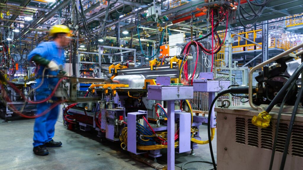 Four in 10 Canadian Manufacturers Eye U.S. Move as Trump Trade Fight Hits Investment