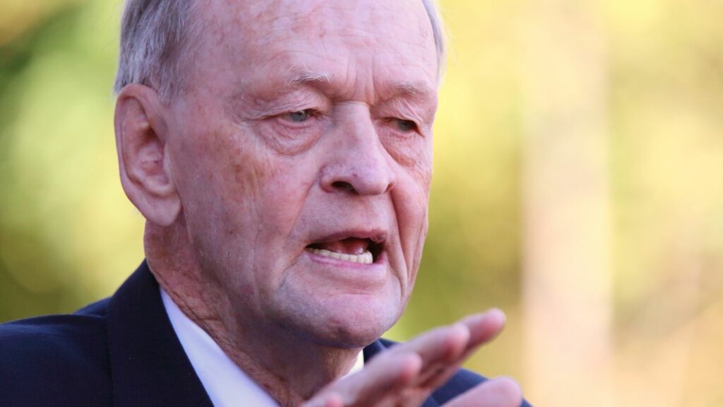Chrétien Tells U.S. ‘We Bow to No One’ as Canada–Trump Trade War Deepens