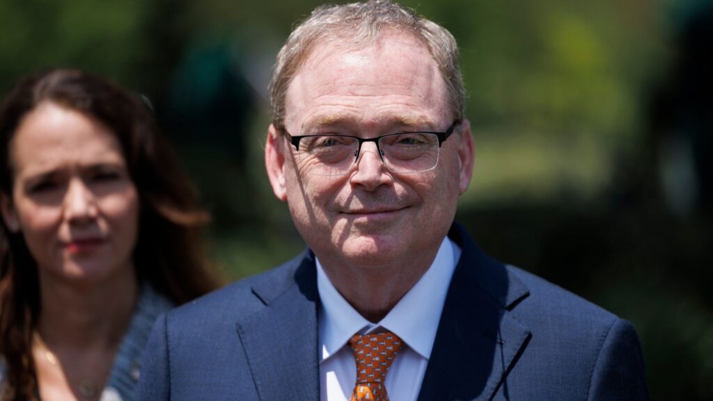 Trump’s Top Economic Adviser Blames Alberta Referendum for Delays in Canada-U.S. Trade Deal